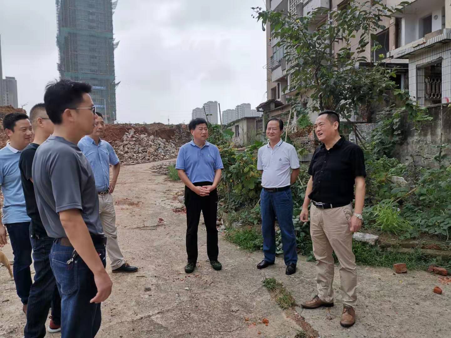 為加快方家沖、造紙廠和桂花園新安置區(qū)建設(shè)，2019年9月5日下，市城建集團(tuán)總經(jīng)理衛(wèi)民陪同市政府副秘書長劉陳寅深入項(xiàng)目建設(shè)現(xiàn)場，調(diào)度推進(jìn)安置區(qū)征遷工作.jpg